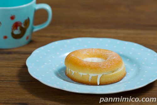 焼きドーナツサンド(クリームチーズ)【ローソン】斜めから撮った写真