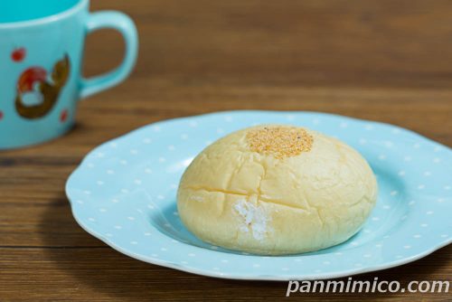 白生あんぱん（ホイップクリーム）【ファミリーマート】斜めから撮った写真