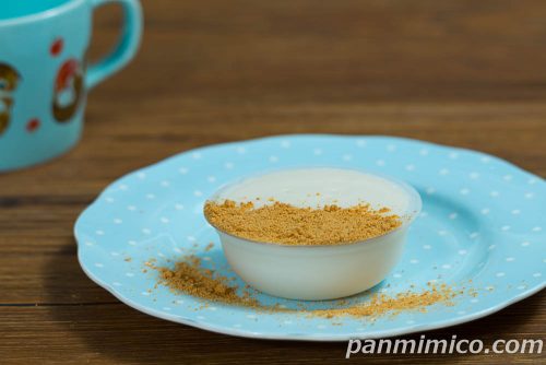 徳島産業　みるくわらび餅　きなこ付き【ローソン】斜めから撮った写真