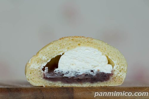 白生あんぱん（ホイップクリーム）【ファミリーマート】断面の写真