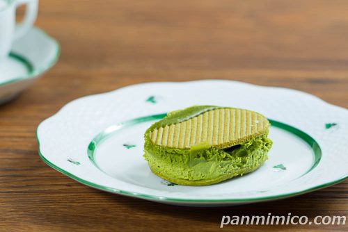 生チョコサンド　宇治抹茶【ファミリーマート】斜めから撮った写真