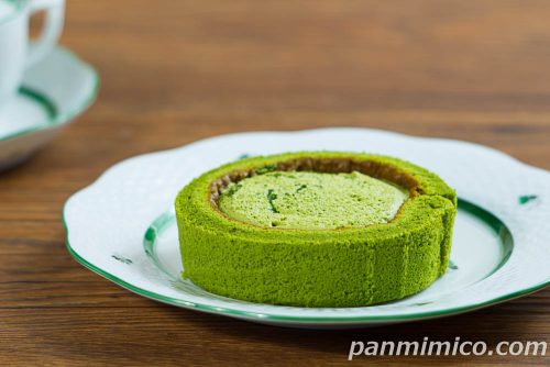 宇治抹茶ロールケーキ【ファミリーマート】斜めから撮った写真