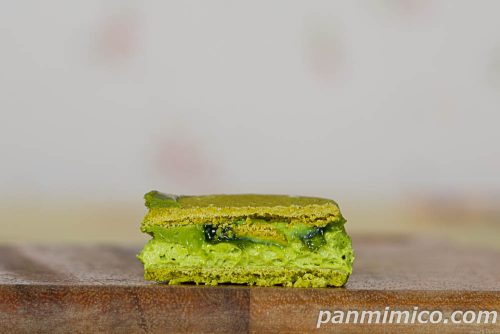 生チョコサンド　宇治抹茶【ファミリーマート】断面の写真