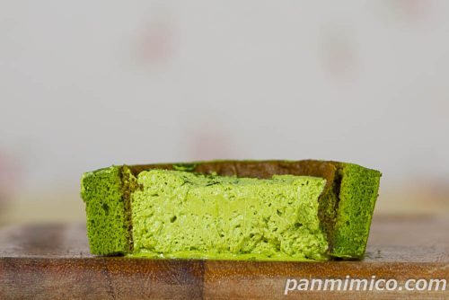 宇治抹茶ロールケーキ【ファミリーマート】断面の写真
