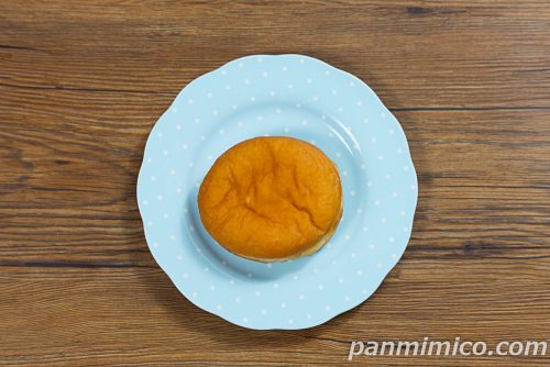 ホイップの誘惑（ホイップ＆カスタ―ドドーナツ）【ヤマザキ】上から撮った写真