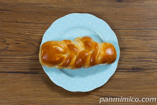 ミルクツイストパン（淡路島産牛乳入りホイップ使用）【ヤマザキ】上から撮った写真