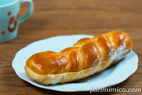ミルクツイストパン（淡路島産牛乳入りホイップ使用）【ヤマザキ】斜めから撮った写真