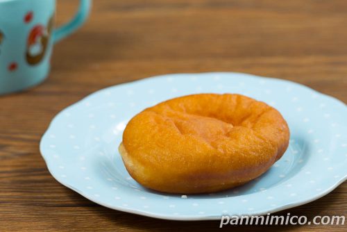 ホイップの誘惑（ホイップ＆カスタ―ドドーナツ）【ヤマザキ】斜めから撮った写真