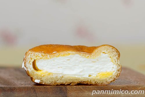 ホイップの誘惑（ホイップ＆カスタ―ドドーナツ）【ヤマザキ】断面の写真