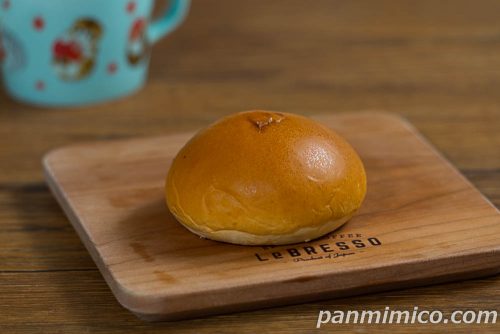 ペヤングソースやきそばパン【第一パン】斜めから撮った写真