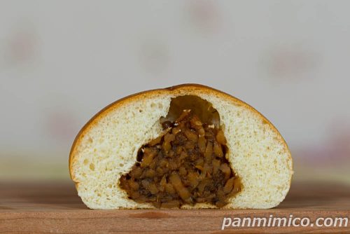 ペヤングソースやきそばパン【第一パン】断面の写真