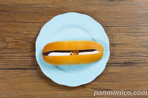 ヘーゼルナッツチョコ＆ホイップサンド【ファミリーマート】上から撮った写真