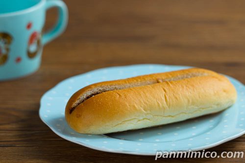 ヘーゼルナッツチョコ＆ホイップサンド【ファミリーマート】斜めから撮った写真