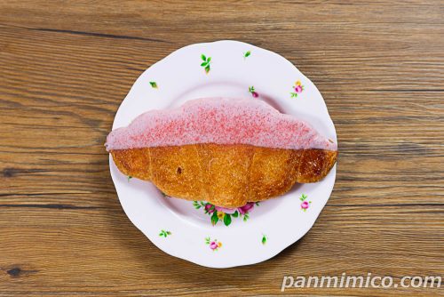 韓国風クリスピークロワッサン いちご【セブンイレブン】上から撮った写真