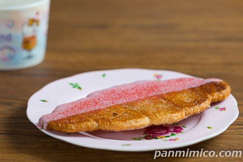 韓国風クリスピークロワッサン いちご【セブンイレブン】斜めから撮った写真