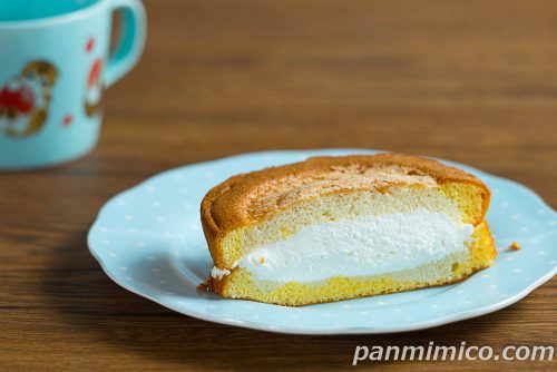 クリームほおばるシャルロットサンド（北海道産生クリーム使用）【ヤマザキ】斜めから撮った写真