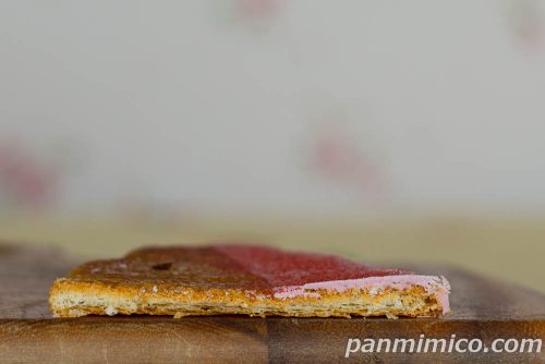 韓国風クリスピークロワッサン いちご【セブンイレブン】断面の写真