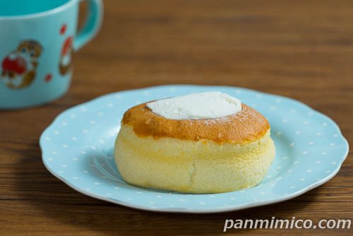 ふわしゅわシフォンケーキ（北海道産生クリーム使用）【ヤマザキ】斜めから撮った写真