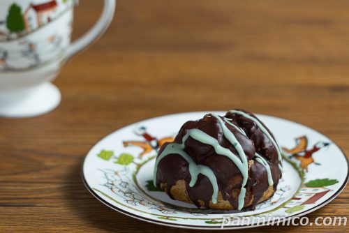 チョコミントシュー【ファミリーマート】斜めから撮った写真