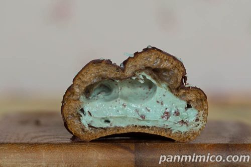 チョコミントシュー【ファミリーマート】断面の写真