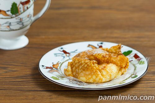 クレープつつみ（カスタード＆ホイップ）【ヤマザキ】斜めから撮った写真