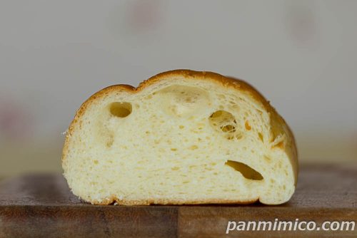 スイートミルクコッペ【フジパン】断面の写真