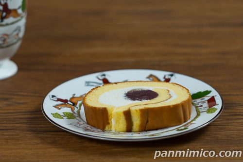 つぶあんロール【セブンイレブン】斜めから撮った写真