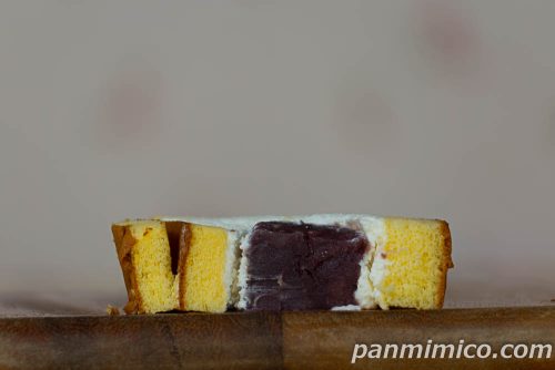 つぶあんロール【セブンイレブン】断面の写真