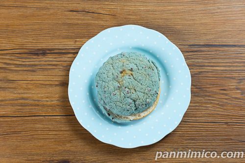 チョコミントメロンパン【ファミリーマート】上から撮った写真