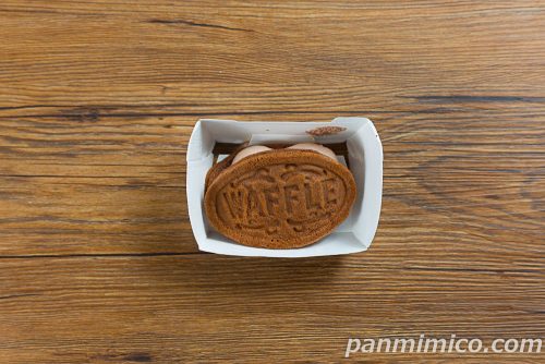 クリーーーーームワッフル　チョコ【ファミリーマート】上から撮った写真