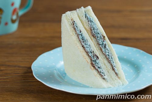 チョコミントサンド【ファミリーマート】斜めから撮った写真