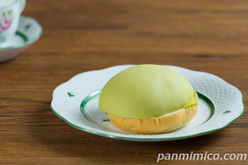 マスクメロンクリームパン【ローソン】斜めから撮った写真