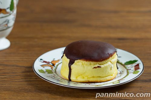 プリンみたいなパン　ダブルクリーム仕立て【セブンイレブン】斜めから撮った写真