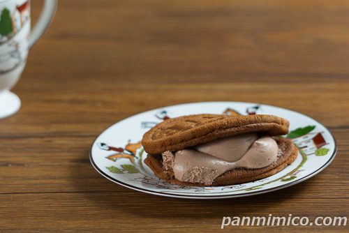 クリーーーーームワッフル　チョコ【ファミリーマート】斜めから撮った写真
