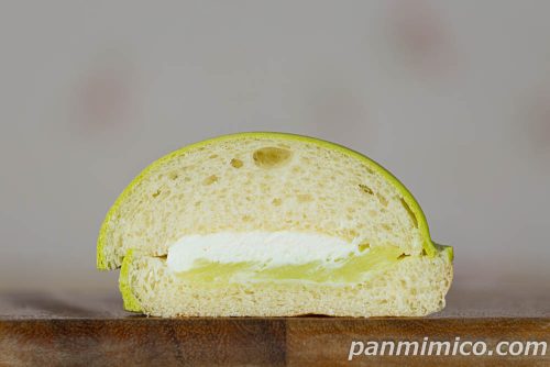 マスクメロンクリームパン【ローソン】断面の写真