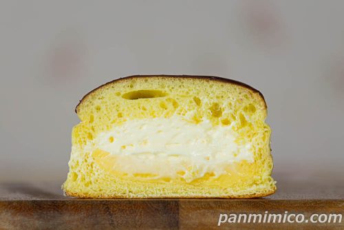 プリンみたいなパン　ダブルクリーム仕立て【セブンイレブン】断面の写真