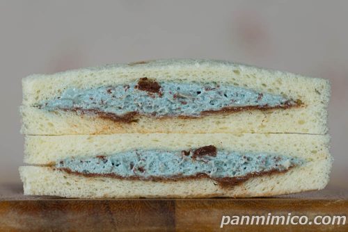 チョコミントサンド【ファミリーマート】断面の写真