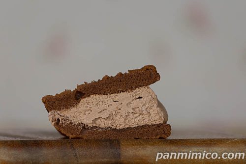 クリーーーーームワッフル　チョコ【ファミリーマート】断面の写真