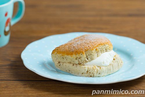 ふわふわ台湾カステラ 紅茶【ファミリーマート】斜めから撮った写真