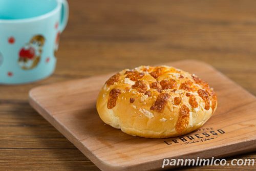 濃厚チーズパン【ヤマザキ】斜めから撮った写真