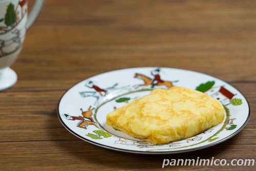 もっちクレープ（ホイップ＆カスタード）【ヤマザキ】斜めから撮った写真