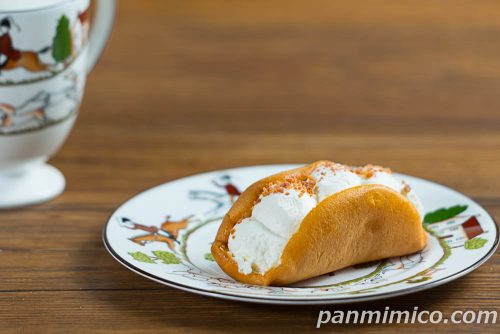 クリームがおいしい　ふわふわオムレット【ファミリーマート】斜めから撮った写真