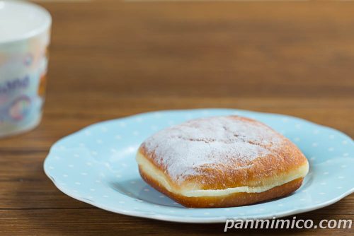 口いっぱいホイップドーナツ【YKベーキングカンパニー】斜めから撮った写真