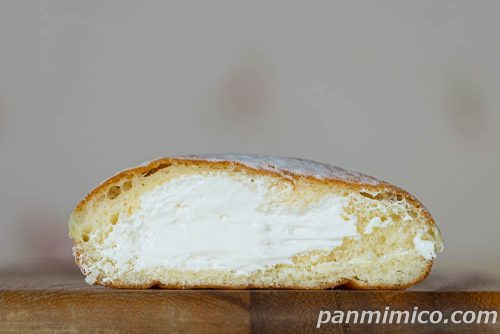 口いっぱいホイップドーナツ【YKベーキングカンパニー】断面の写真