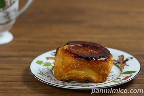 クイニーアマン（粒あん＆ホイップ）【ヤマザキ】斜めから撮った写真