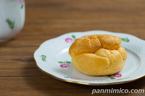 ダブルクリームシュー（和歌山県産南高梅＆北海道産練乳）【不二家】斜めから撮った写真