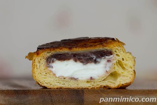 クイニーアマン（粒あん＆ホイップ）【ヤマザキ】断面の写真