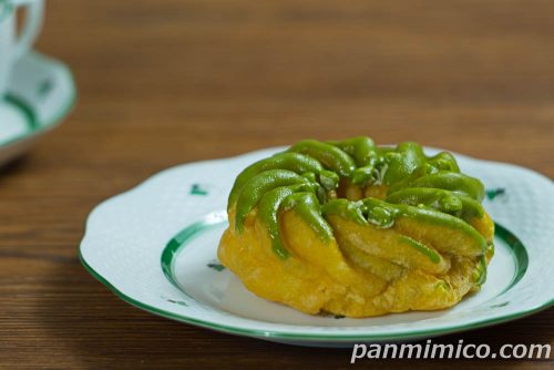 フレンチクルーラー（抹茶ホイップ）【ヤマザキ】斜めから撮った写真