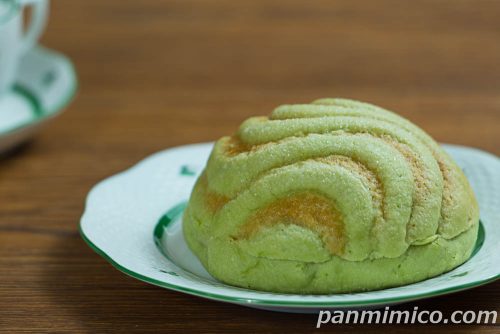 モリヤマメロンのメロンパン【セブンイレブン】斜めから撮った写真