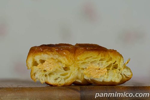 クイニーアマンサンド 塩キャラメル【ローソン】断面の写真